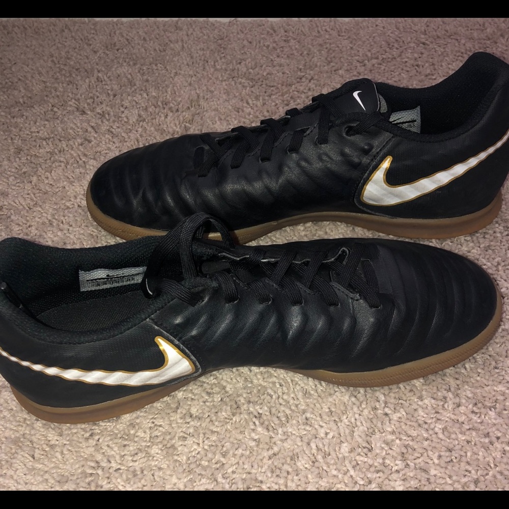 Indoor soccer shoes